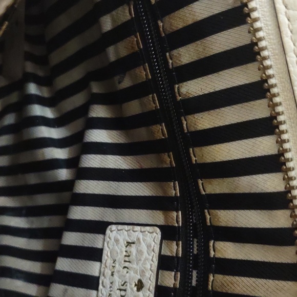 VERY USED KATE SPADE CROSS BODY CREAM AND GRAY HAS LOTS OF WEAR - Picture 10 of 13